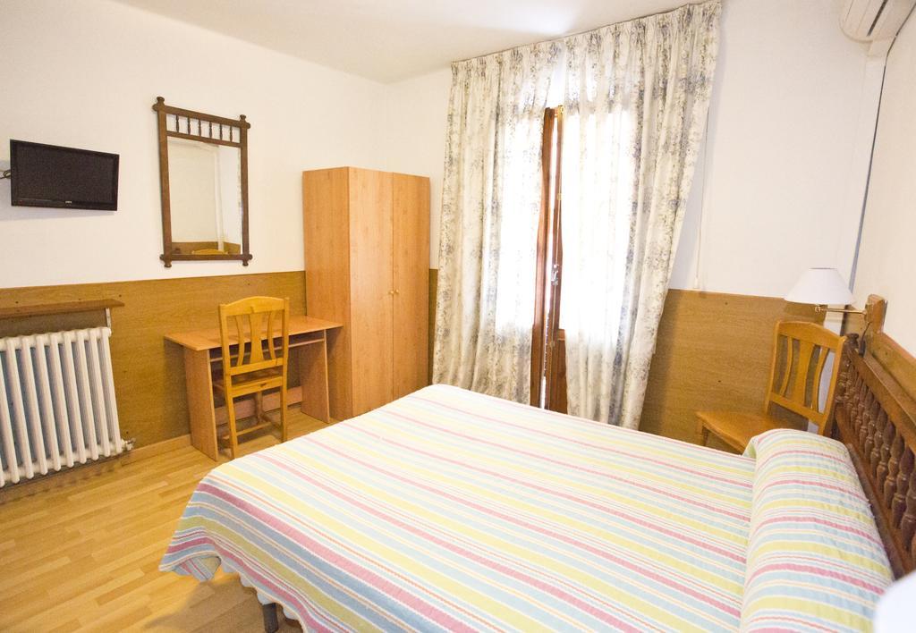 Hostal Lizana Huesca Esterno foto